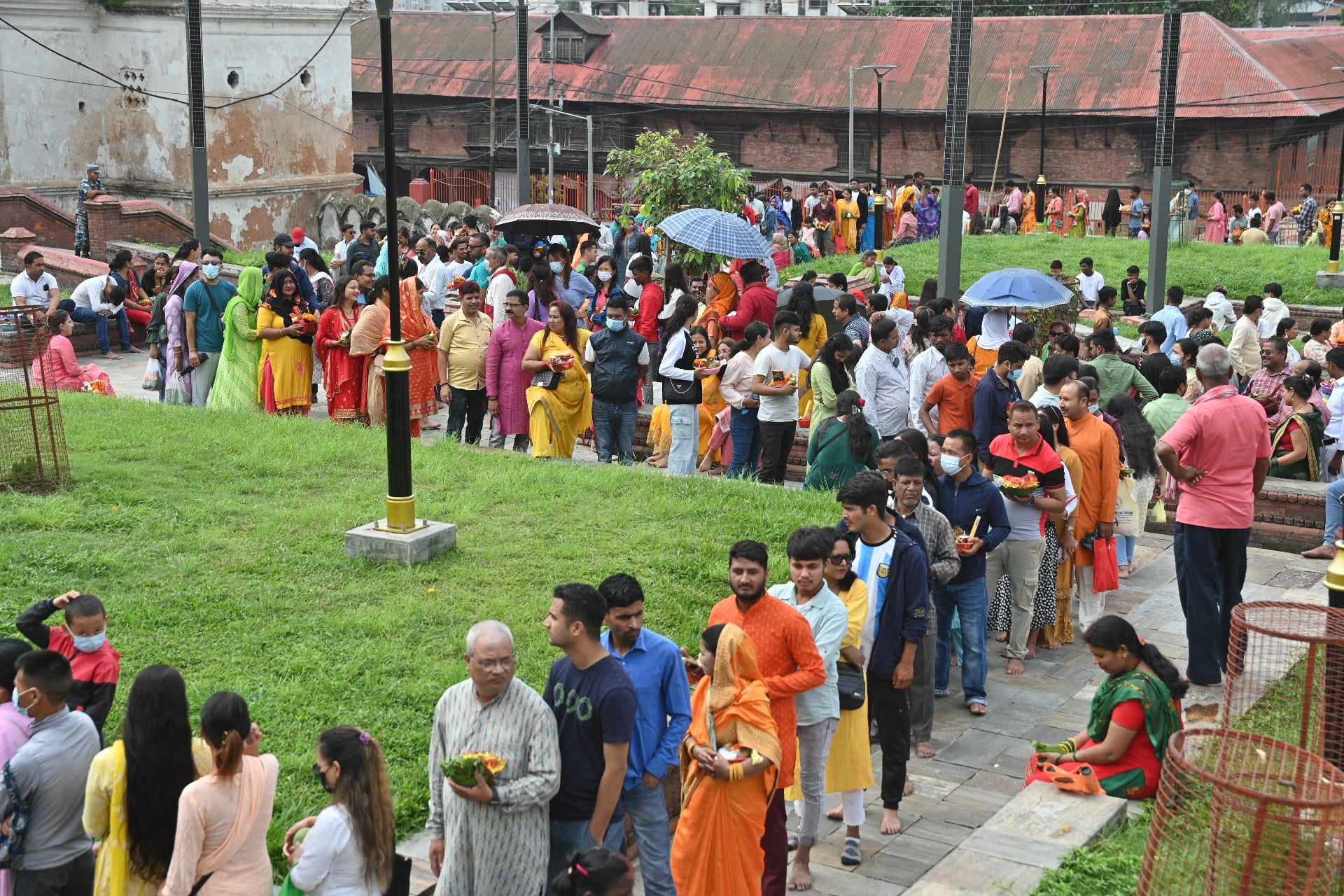 ​​​​​​​साउनको दोस्रो सोमबार : पशुपतिनाथलगायत देशभरका शिवालयमा भक्तजनको भीड